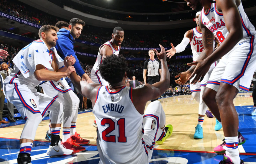  恩比德统治内线76人轻取热火斩获五连胜佳绩